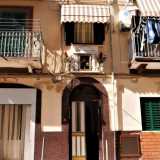 Sul portone dell�edificio si trova un�edicola di Sant�Antonio: ne scopriremo altre due...